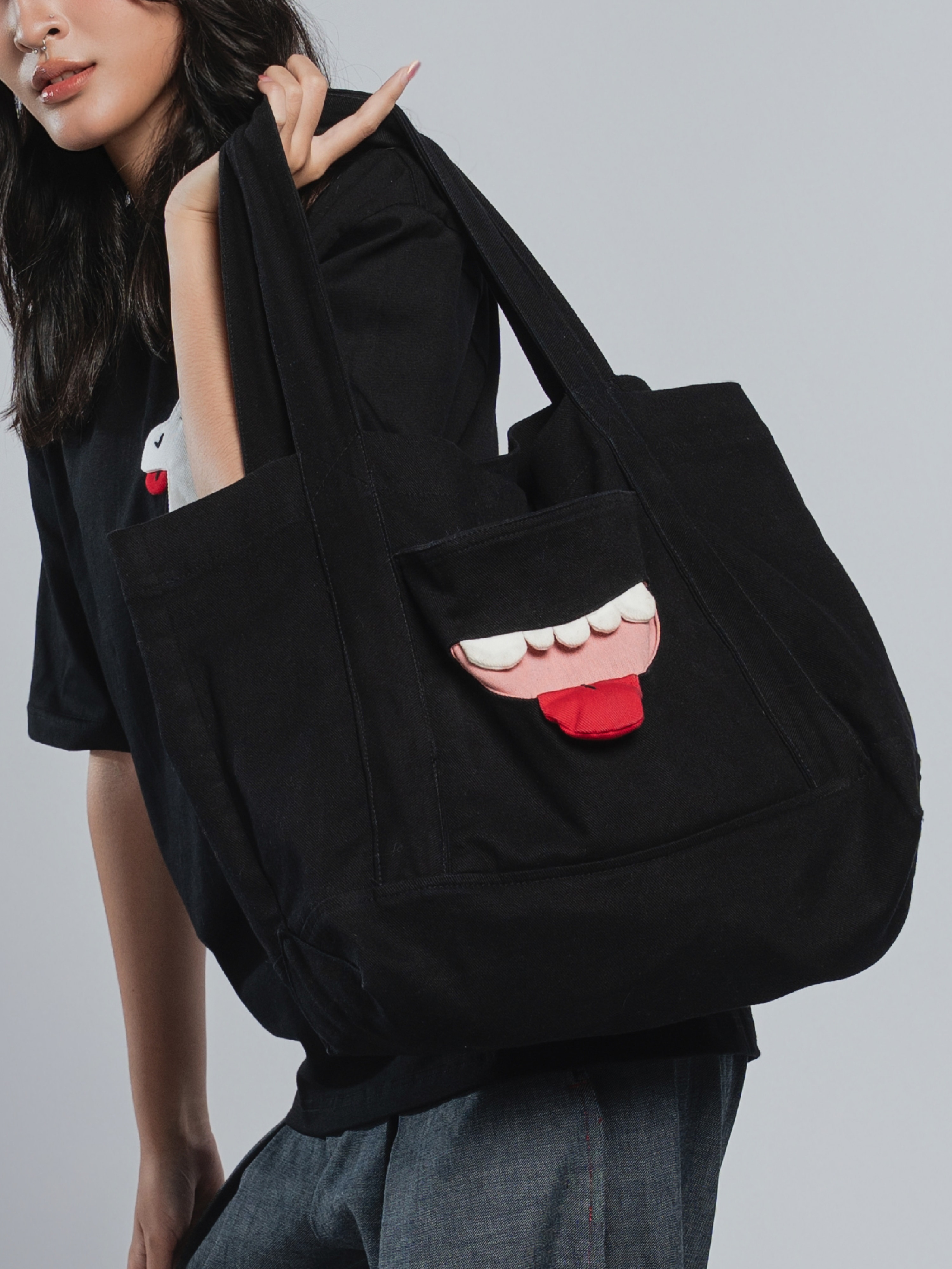 Tote talk — detail 1